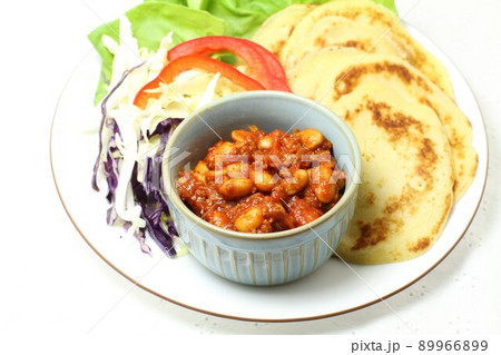 チリコンカン、パンと野菜 チリコンカン、パンと野菜 89966899