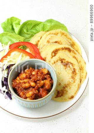 チリコンカン、パンと野菜 89966900