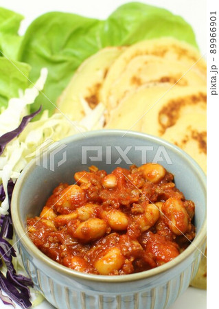 チリコンカン、パンと野菜 89966901