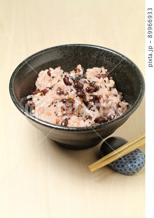 黒い茶碗に盛られた御赤飯 89966933