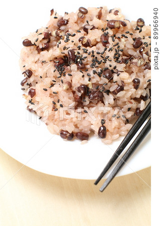 白い皿に盛られた赤飯 89966940