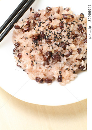 白い皿に盛られた御赤飯 89966941