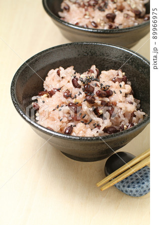 黒い茶碗に盛られた赤飯、二個 89966975