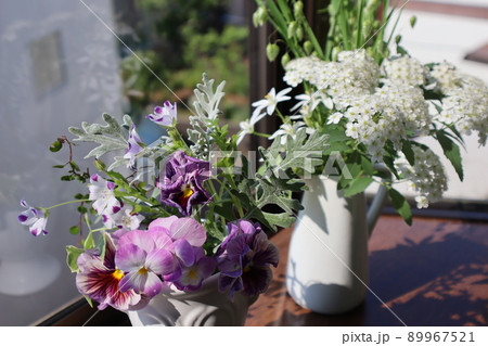 庭の花を出窓に飾る 89967521