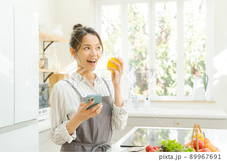 レシピ検索　スマホ　キッチン 89967691