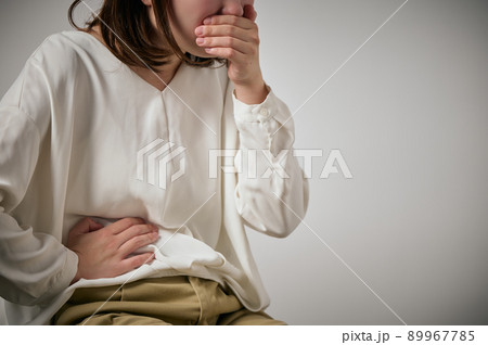 食中毒になり吐き気と腹痛がする若い女性 89967785
