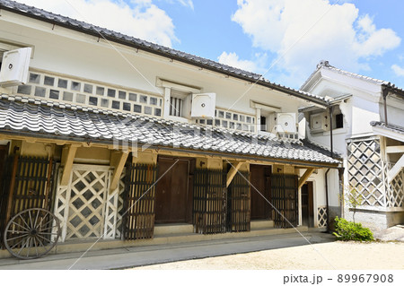 岩村城上町の商家の蔵とナマコ壁 89967908