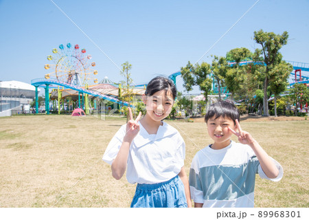 遊園地で遊ぶ小学生の男の子と女の子 89968301