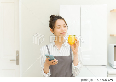 スマートフォンを持つ女性 キッチン スマートフォンを持つ女性 キッチン 89968329