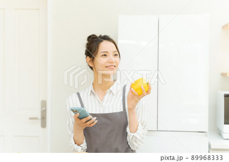 スマートフォンを持つ女性 キッチン スマートフォンを持つ女性 キッチン 89968333