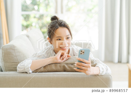 ソファでくつろぐ女性 89968557