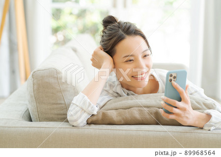 ソファでくつろぐ女性 ソファでくつろぐ女性 89968564