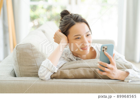 ソファでくつろぐ女性 ソファでくつろぐ女性 89968565