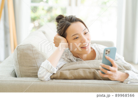 ソファでくつろぐ女性 ソファでくつろぐ女性 89968566
