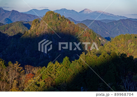 朝の両神山・八丁尾根から見る蓼科山 89968704