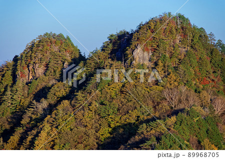 紅葉の両神山・赤岩尾根の岩峰 89968705