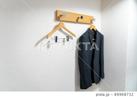 ビジネスホテルのハンガーにスーツをかける 89968732