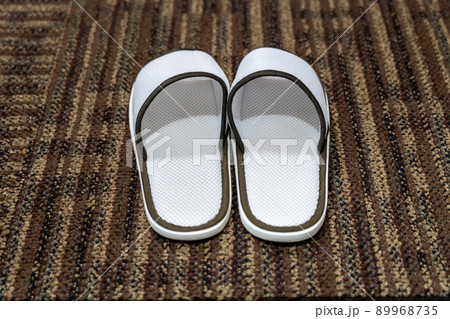 ビジネスホテルの部屋用スリッパ 89968735