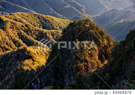紅葉の両神山・八丁尾根から見る朝の山並み 紅葉の両神山・八丁尾根から見る朝の山並み 89968976