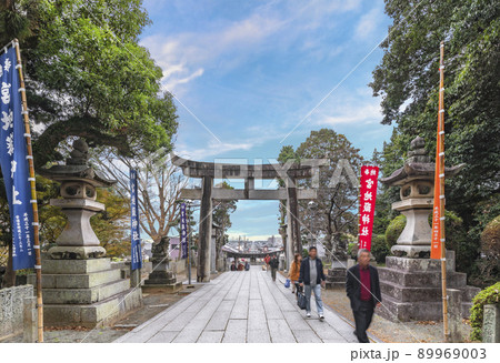 [九州・福津] 新宮海岸まで見下ろす宮地嶽神社の光の道と言う参道に立つ鳥居と灯篭。 89969003