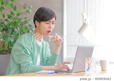 作業がうまく進まずに困っている女性2 作業がうまく進まずに困っている女性2 89969082