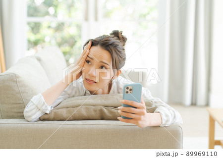 ソファでくつろぐ女性 ソファでくつろぐ女性 89969110