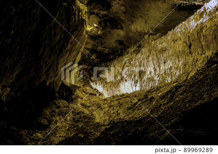 Inside volcanic cave - Cueva de los Verdes 89969289