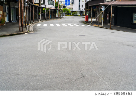 静岡県三島駅周辺の交差点　人通りの少ない交差点 89969362