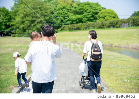 公園に向かって歩いている4人家族 89969452