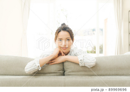 ソファでくつろぐ女性 ソファでくつろぐ女性 89969696