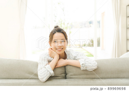 ソファでくつろぐ女性 89969698