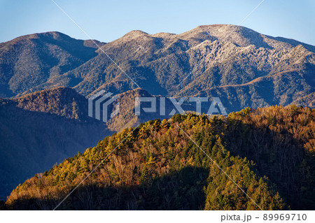 早朝の両神山・八丁尾根から見る霧氷の甲武信岳 89969710