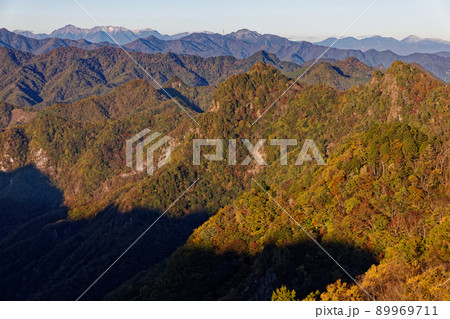 両神山・八丁尾根から見る紅葉の赤岩尾根と八ヶ岳連峰 両神山・八丁尾根から見る紅葉の赤岩尾根と八ヶ岳連峰 89969711