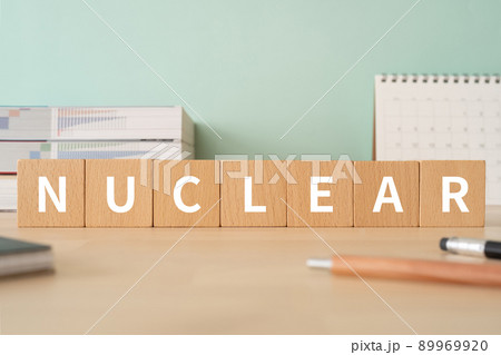 核のイメージ｜「NUCLEAR」と書かれた積み木が置かれたデスク 89969920