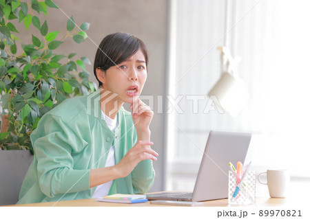 問題発生に困った顔の女性1 89970821