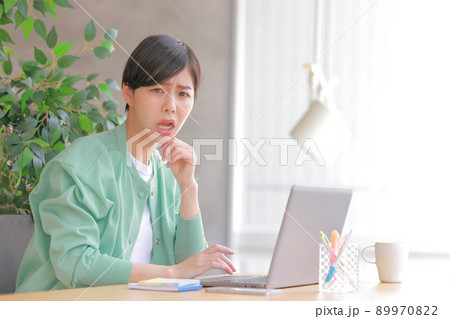 怒りの表情で顔を上げた女性1 89970822