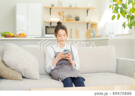 ソファでくつろぐ女性　主婦　ママ 89970886