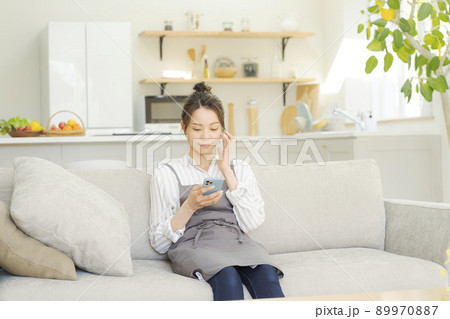 ソファでくつろぐ女性　主婦　ママ 89970887