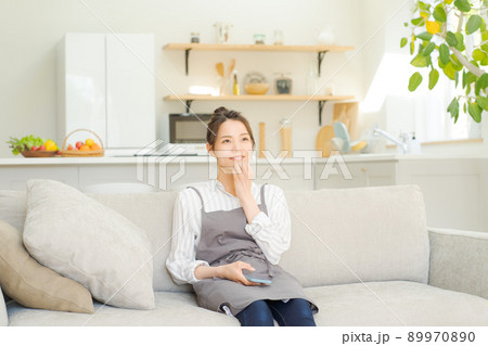 ソファでくつろぐ女性　主婦　ママ 89970890