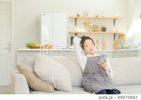 ソファでくつろぐ女性　主婦　ママ 89970892