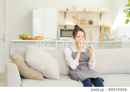 ソファでくつろぐ女性　主婦　ママ 89970968
