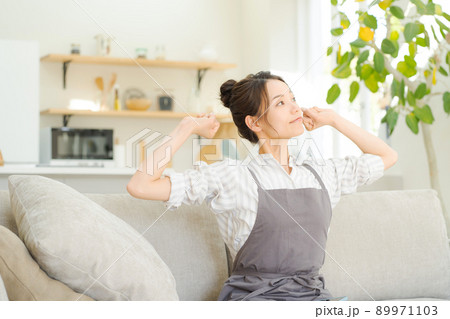 ソファでくつろぐ女性　主婦　ママ 89971103