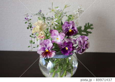 庭の花を玄関に飾る 庭の花を玄関に飾る 89971437