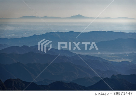 両神山量産から眺める筑波山と関東平野 89971447