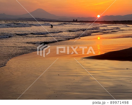 神奈川県藤沢市の鵠沼海岸渚から眺める初夏の富士山と夕陽、サーファーたちの風景【5月】 神奈川県藤沢市の鵠沼海岸渚から眺める初夏の富士山と夕陽、サーファーたちの風景【5月】 89971498
