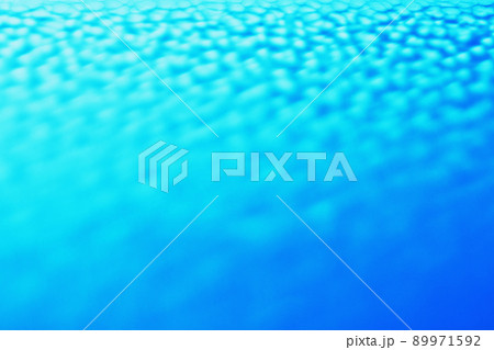 ブルーの凹凸が美しい、表情が豊かなステンドグラスの背景 ブルーの凹凸が美しい、表情が豊かなステンドグラスの背景 89971592