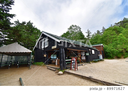 夏の燕岳 合戦小屋の様子 夏の燕岳 合戦小屋の様子 89971627