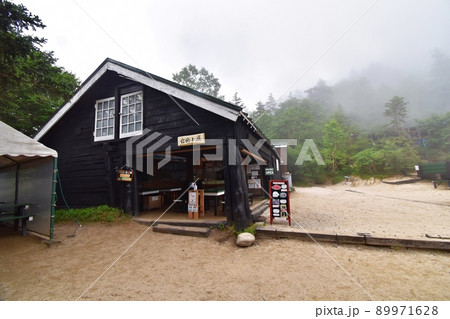 夏の燕岳 合戦小屋の様子 夏の燕岳 合戦小屋の様子 89971628