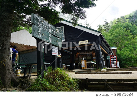 燕岳 合戦小屋と中房温泉、燕山荘を指し示す道しるべ 燕岳 合戦小屋と中房温泉、燕山荘を指し示す道しるべ 89971634