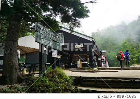 燕岳を目指す登山客 合戦小屋と中房温泉、燕山荘を指し示す道しるべ 燕岳を目指す登山客 合戦小屋と中房温泉、燕山荘を指し示す道しるべ 89971635
